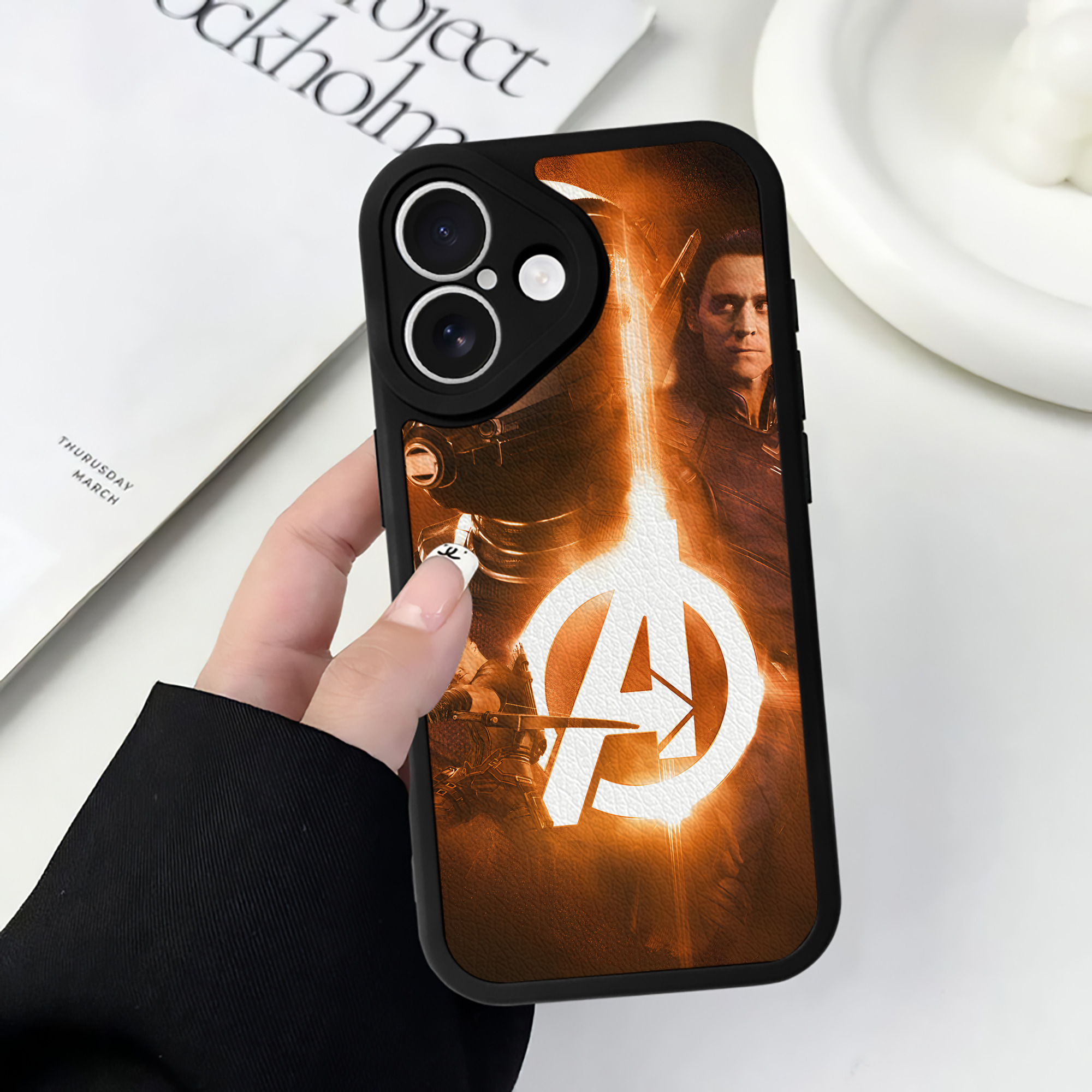 （画像用） アベンジャーズ The Avengers 【iPhone 16シリーズ対応】シリコンスマホケース（レザー調） 材質：シリコン